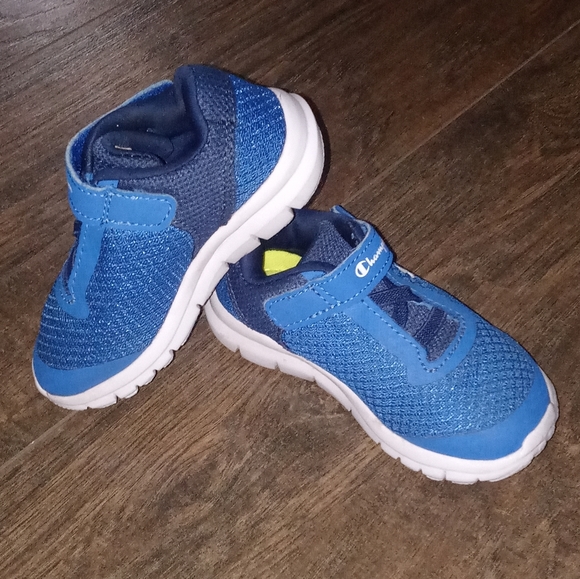 Champion light blue/white toddler boys sneakers size 6. - Picture 2 of 4